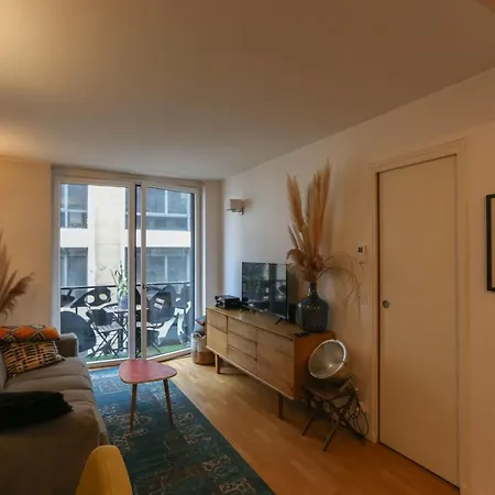 37 M Cocoon With Balcony * Париж