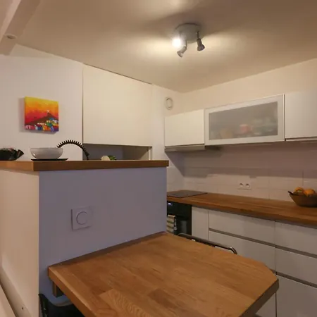 Апартаменты 37 M Cocoon With Balcony Париж
